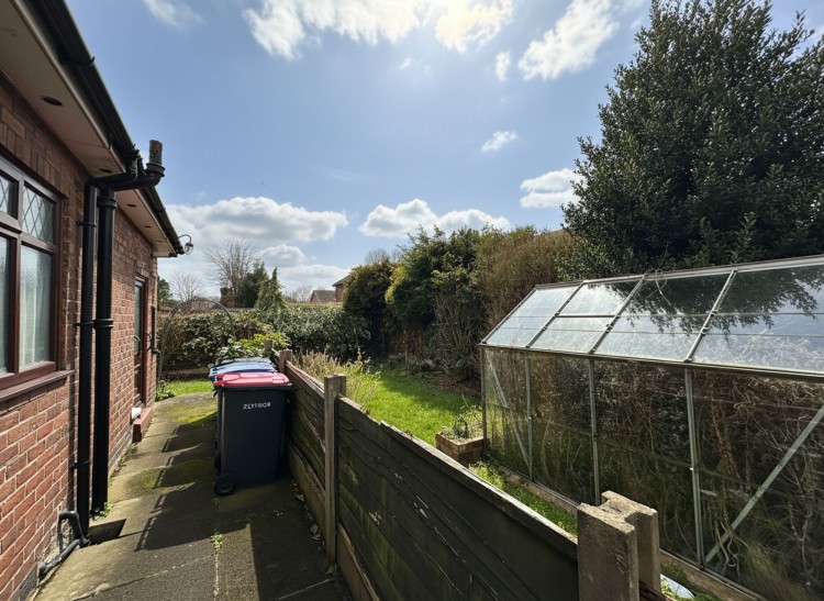 Images for Lyndon Road, Irlam, M44 EAID:3405264228 BID:2714ea13-4875-41c2-9250-130c9b5cb2ff