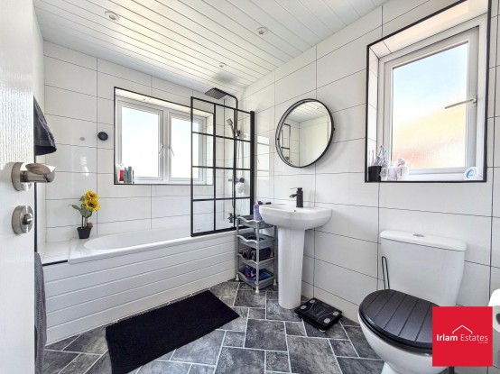 Images for Wentworth Avenue, Irlam, M44 EAID:3405264228 BID:2714ea13-4875-41c2-9250-130c9b5cb2ff